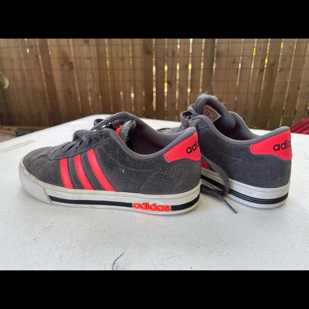 Little Kids’ Adidas size 1 in excellent condition